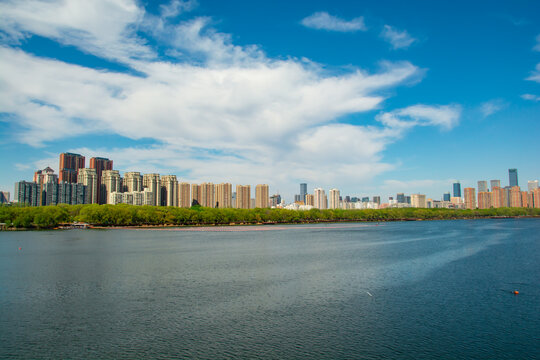 河畔城市风光美丽景致