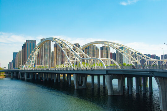 现代拱桥横跨城市水域