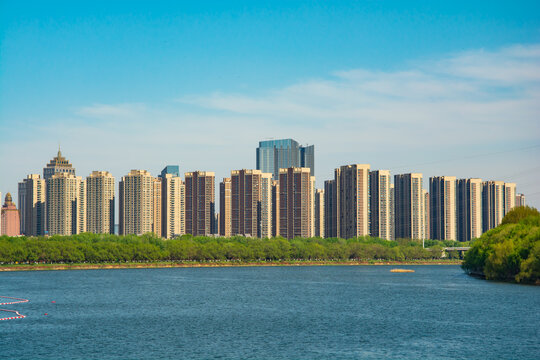 河畔林立的现代城市建筑群