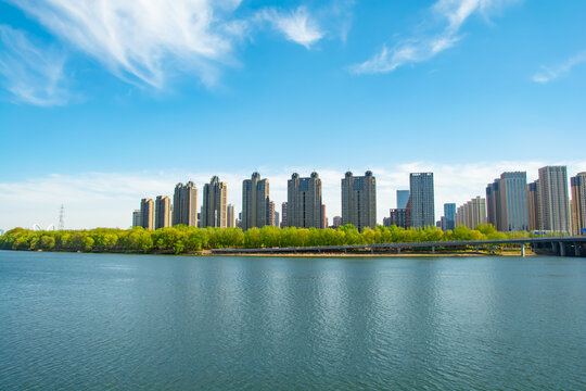 河畔林立的现代城市建筑群