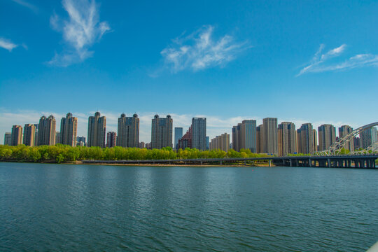 河畔城市风光与现代建筑
