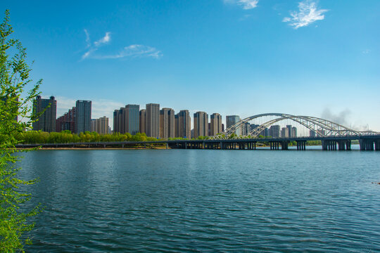 城市河畔桥梁风景图