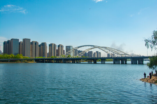 河畔桥梁与城市风光景致