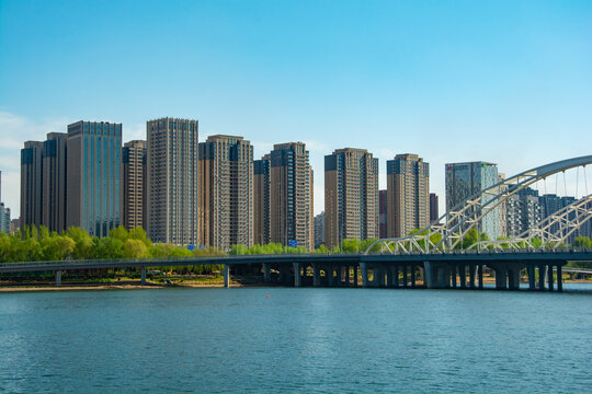 河畔高楼与桥梁风景图