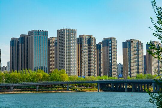 河畔林立的现代高楼景观
