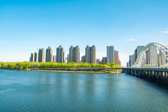 河畔城市风光与现代桥梁