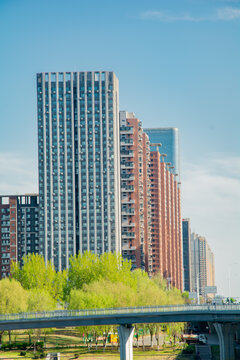 城市高楼与桥梁风景图