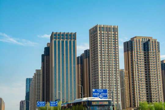 都市高楼与行驶中的公交