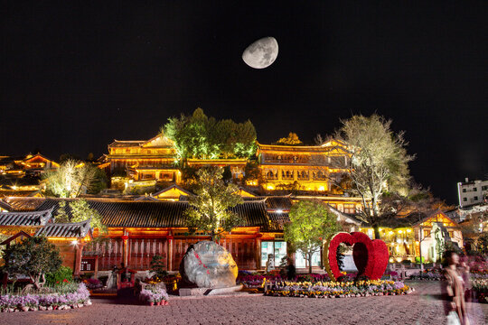 月夜下的丽江古城建筑景观
