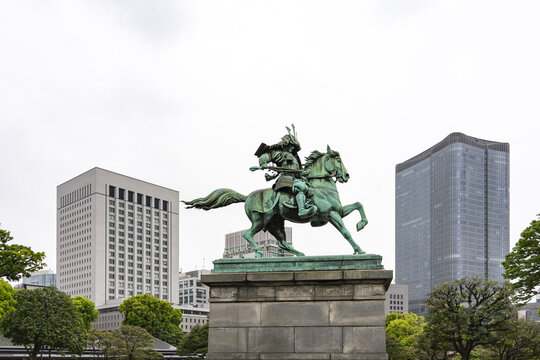 城市中的骑马雕像景观