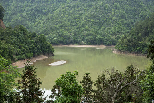 青山环抱中的静谧湖水