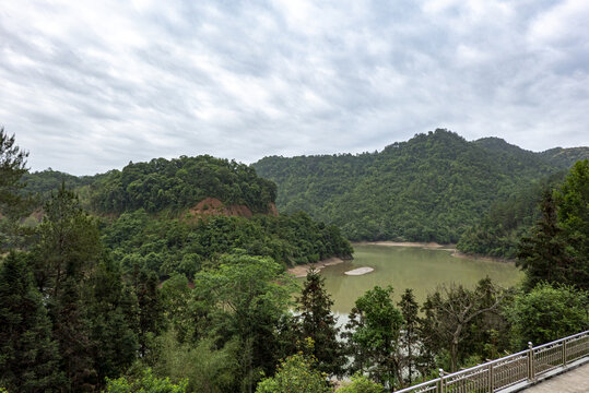 山林环绕的静谧湖泊景致