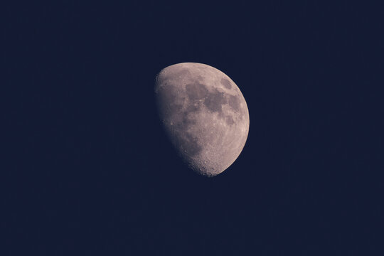 夜空中的半圆月亮