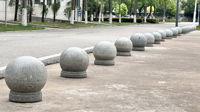 街边排列整齐的石圆球