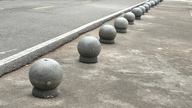 道路旁整齐排列的石球