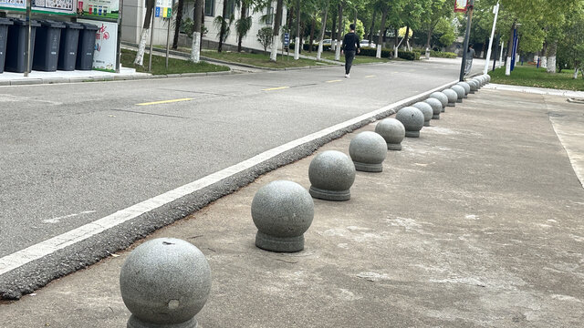 街道边的一排石球阻车器
