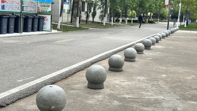 街道边的石球隔离设施