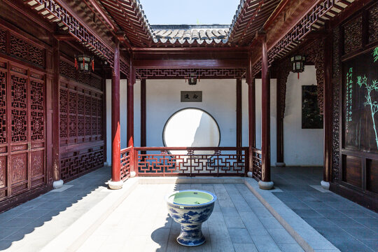 中式园林月亮门青瓦围墙