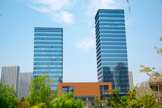 城市双子高楼与绿植景观