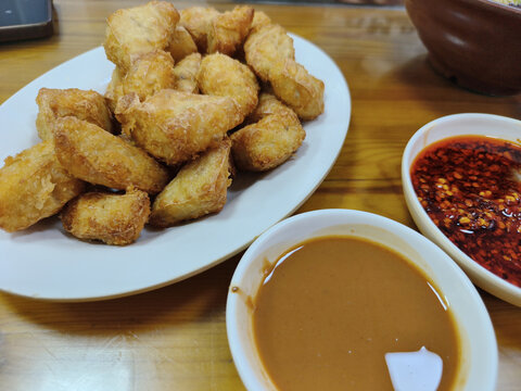 美味炸豆腐与双蘸料天津特色美食