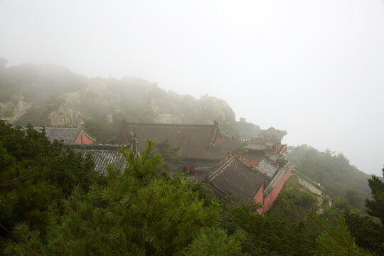 迷雾中的泰山古建筑风光