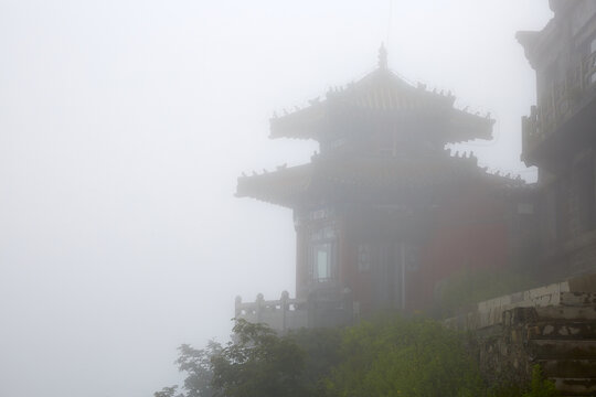 迷雾中的泰山古建筑风光