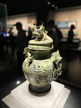 蟠龙盖兽面纹铜罍