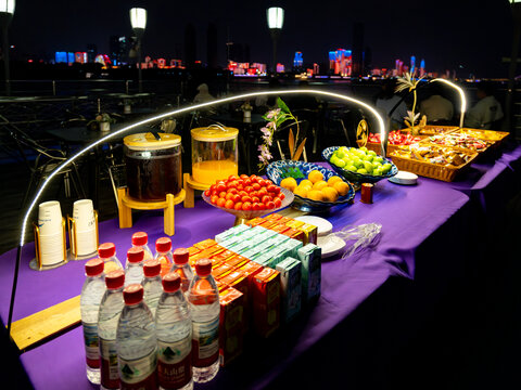 夜景下的丰盛饮品水果桌