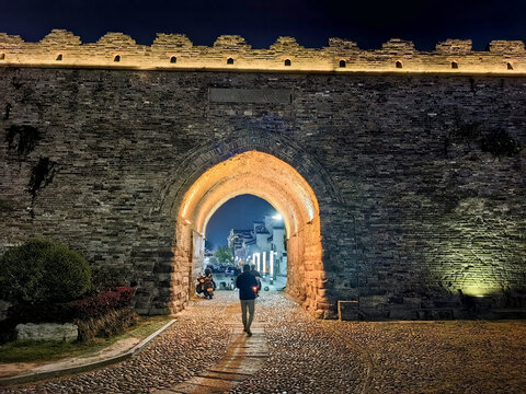 夜下漫步古城门