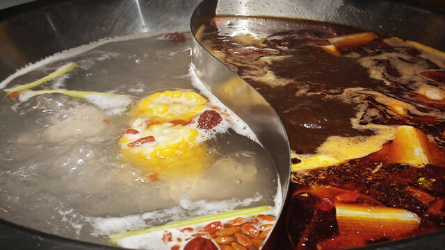 鸳鸯火锅内的丰富食材