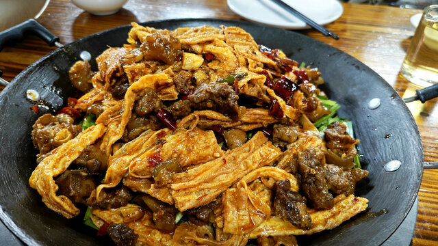 牛肉腐竹干锅美味诱人