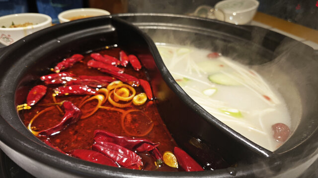 鸳鸯火锅红汤白汤诱人