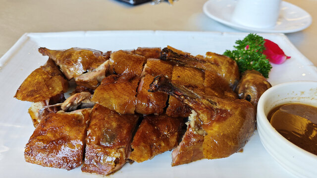 美味切块烤鸭配蘸料
