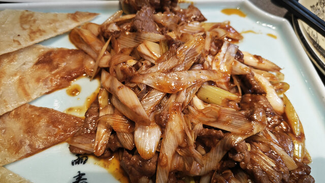 葱爆牛肉配薄饼美食