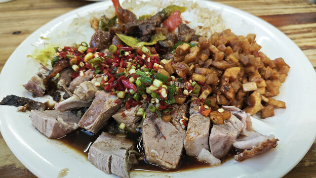 丰盛美味的特色拼盘美食