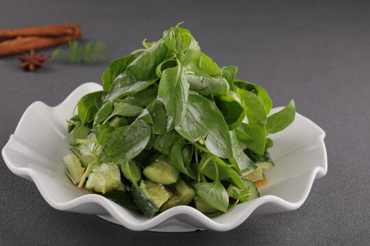 荆芥拌黄瓜