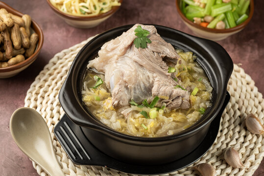 酸菜大骨棒砂锅