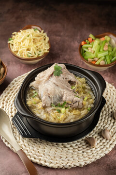 酸菜大骨棒砂锅