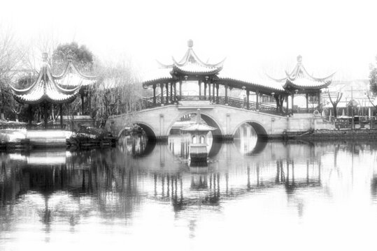 中式古桥与亭的静谧景致