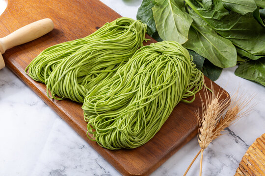 绿色菠菜生鲜湿面条