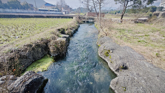 乡村田野间的潺潺溪流