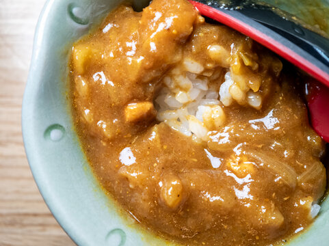 陶瓷碗中咖喱饭