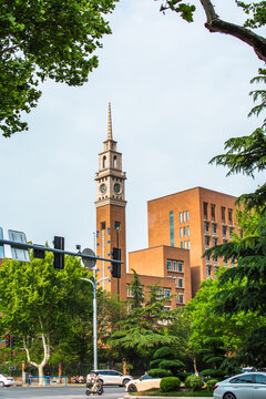 城市中的钟楼与建筑风景