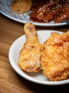 美味韩式炸鸡搭配腌萝卜和饮料