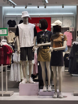 时尚服装店的模特陈列展示