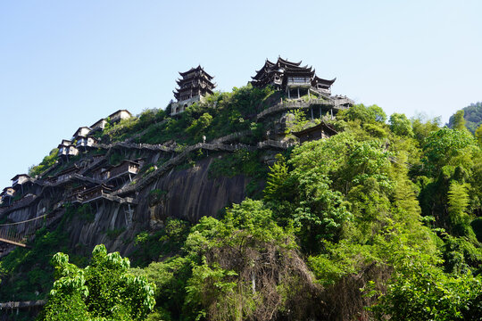 望仙谷悬崖上的中式古建筑群落