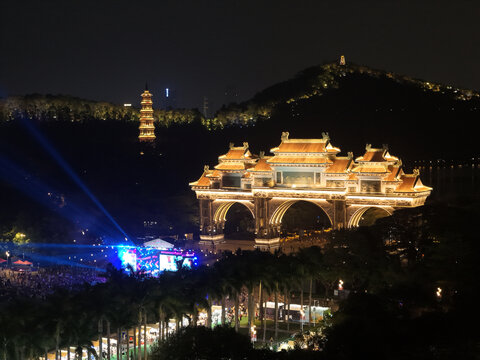 顺峰山公园牌坊夜景