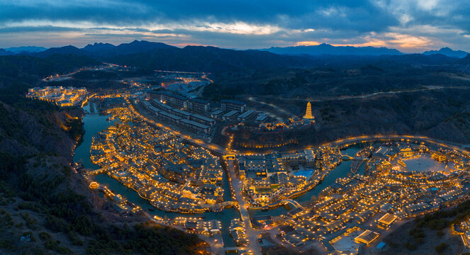 古北水镇蓝调夜景航拍风景图