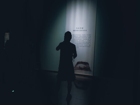 站在暗室里的人的剪影