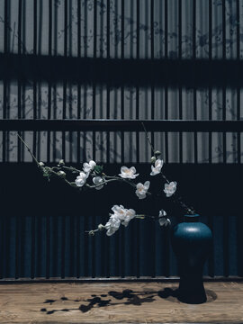 桌上花瓶里的花朵特写镜头